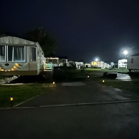 Tattershall Lakes Hot Tub Lodge Breaks ภายนอก รูปภาพ