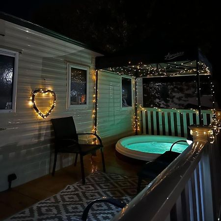 Tattershall Lakes Hot Tub Lodge Breaks ภายนอก รูปภาพ