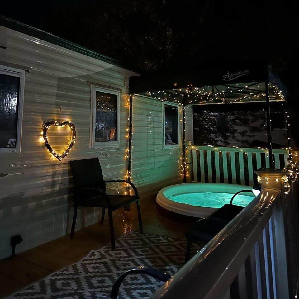 Tattershall Lakes Hot Tub Lodge Breaks ภายนอก รูปภาพ